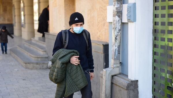 Жители столицы Грузии. Люди в масках на улице. Так они защищаются от вирусов - Sputnik Грузия
