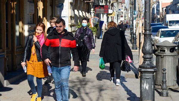 Жители столицы Грузии. Люди идут по улице в масках, защищаясь от коронавируса - Sputnik Грузия