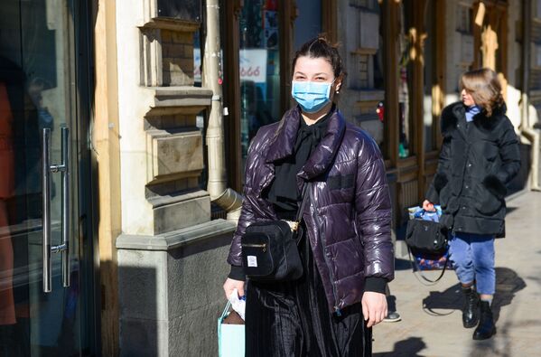 Однако на улицах Тбилиси в четверг сразу стало заметно больше людей в масках. Хотя новость о первом случае коронавируса в Грузии на всех подействовала по-разному - Sputnik Грузия