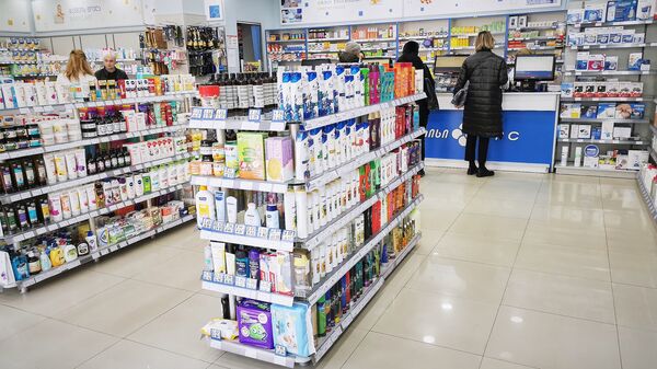 Люди покупают медикаменты в одной из столичных аптек. Очередь за масками  - Sputnik Грузия