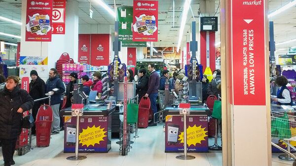 Очереди в супермаркетах. Люди скупают продукты после объявления о случаях коронавируса Очереди в супермаркетах. Люди скупают продукты после объявления о случаях коронавируса - Sputnik Грузия