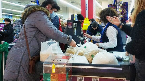 Очереди в супермаркетах. Люди скупают продукты после объявления о случаях коронавируса - Sputnik Грузия