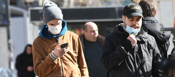 У инфекционной больницы. Люди в масках ждут вестей от близких - Sputnik Грузия