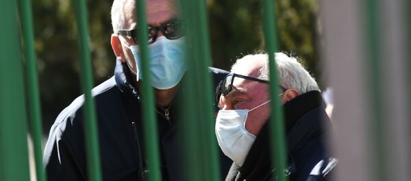 У инфекционной больницы. Люди в масках ждут вестей от близких - Sputnik Грузия