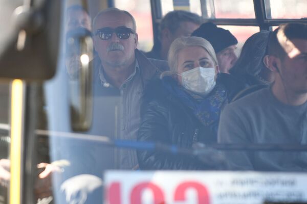 Хотя и раньше часть тех, кто пользуется в Тбилиси городским общественным транспортом - автобусами и метро, соблюдала меры предосторожности. Такая картина в автобусе в наши дни - не редкость - Sputnik Грузия