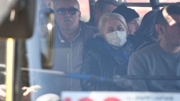 Люди в автобусе в масках. Жители Грузии пытаются защититься от коронавируса - Sputnik Грузия
