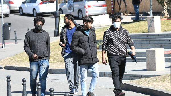 Люди в масках идут по центру столицы Грузии. Борьба с коронавирусом - Sputnik Грузия