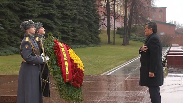 Президент Кыргызстана возложил цветы к Могиле Неизвестного Солдата в Москве - Sputnik Грузия