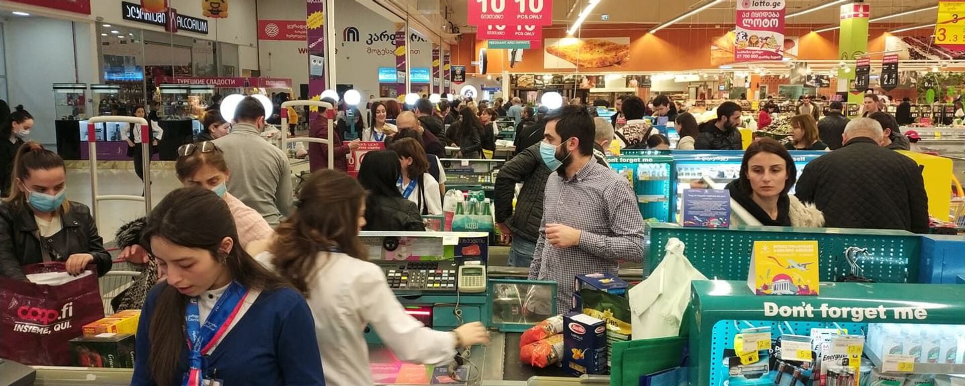 Очереди в супермаркетах. Люди скупают продукты после объявления о случаях коронавируса  - Sputnik Грузия, 1920, 31.12.2025