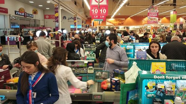 Очереди в супермаркетах. Люди скупают продукты после объявления о случаях коронавируса  - Sputnik Грузия