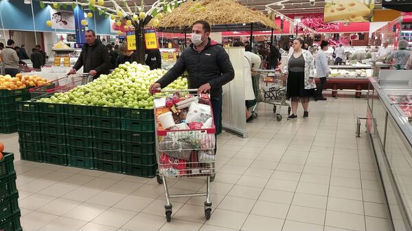 Люди скупают продукты после объявления о случаях коронавируса  - Sputnik Грузия