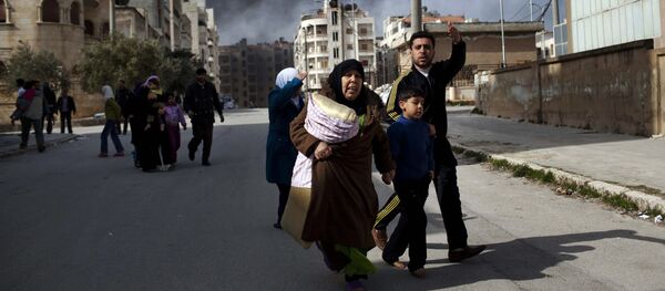 Семья убегает от ожесточенных боев между бойцами Свободной сирийской армии и правительственными войсками в Идлибе - Sputnik Грузия