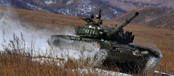 Танк Т-72 на дистанции танкового биатлона в рамках конкурса АрМИ-2020 - Sputnik Грузия