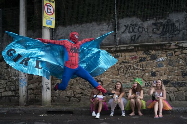 Мужчина в костюме Человека-паука на вечеринке Ceu na Terra в Рио-де-Жанейро, Бразилия - Sputnik Грузия