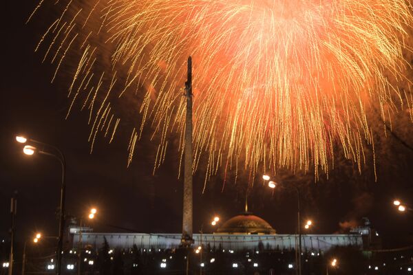 Праздничный салют в честь Дня защитника Отечества в парке Победы на Поклонной горе в Москве - Sputnik Грузия