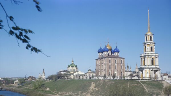 Вид на Рязанский кремль - Успенский собор с колокольней, Христорожденный собор, Епископские палаты. XVII век. - Sputnik Грузия