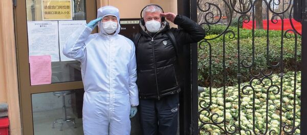 Коронавирус в Китае: и охрана, и жильцы - в отличном настроении - Sputnik Грузия