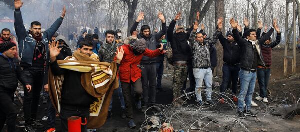 Ситуация на КПП Пазаркуле на границе Турции и Греции, где греческая полиция применила слезоточивый газ против беженцев - Sputnik Грузия