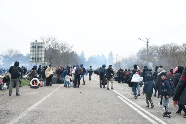 Граница второй день остается закрытой. На греческой стороне границы сосредоточена полиция и военная техника - Sputnik Грузия