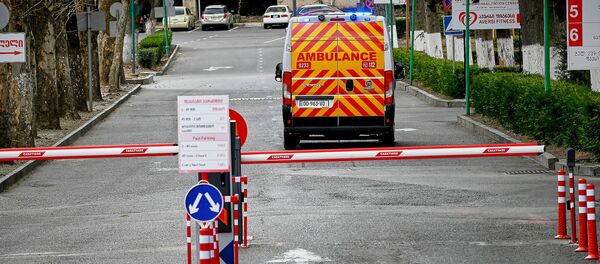 სასწრაფო დახმარების მანქანა თბილისის ინფექციური საავადმყოფოს ტერიტორიაზე სასწრაფო დახმარების მანქანა თბილისის ინფექციური საავადმყოფოს ტერიტორიაზე - Sputnik საქართველო