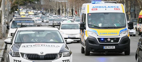 Скорая помощь 112 и патрульная полиция у здания инфекционной больницы - Sputnik Грузия