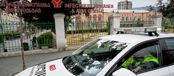 Тбилисская инфекционная больница. Полиция дежурит у входа Тбилисская инфекционная больница. Полиция дежурит у входа - Sputnik Грузия