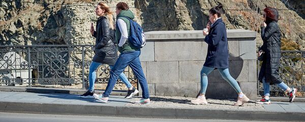 Опустевший центр Тбилиси. Редкие туристы идут по набережной - Sputnik Грузия