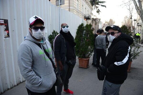 Некоторые из туристов были в медицинских масках, чтобы защитить себя от заражения - Sputnik Грузия
