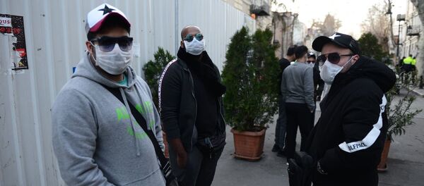 Туристы в масках на одной из улиц столицы Грузии - Sputnik Грузия