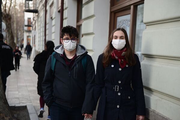 Жителей Тбилиси в масках пока еще не так много. В основном, маски носят молодые люди. Старшее поколение больше рассчитывает на удачу. Авось, пронесет - Sputnik Грузия