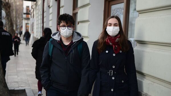 Влюбленные жители столицы Грузии в масках чтобы защититься от коронавируса - Sputnik Грузия