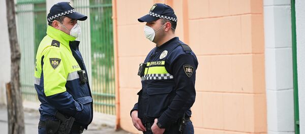 პოლიცია ინფექციური საავადმყოფოს შესასვლელს იცავს პოლიცია ინფექციური საავადმყოფოს შესასვლელს იცავს - Sputnik საქართველო