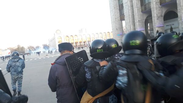 В Бишкеке митинг оппозиции перерос в стычки с милицией - видео столкновений - Sputnik Грузия