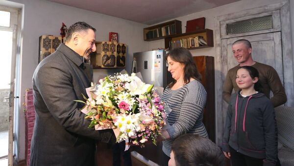 Министр внутренних дел Вахтанг Гомелаури поздравил мать девятерых детей Элисо Ансиани - Sputnik Грузия
