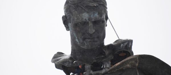 Установка центральной фигуры Ржевского мемориала - Sputnik Грузия