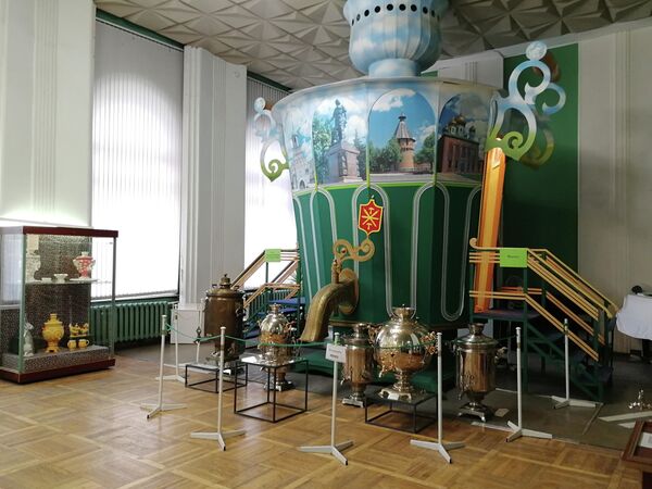 В двух залах музея Тульские самовары, расположенного прямо у стен кремля, собраны образцы XVIII - XX веков. Не только металлические, но и фарфоровые, берестяные. В самый большой - декоративный -посетители могут даже зайти - Sputnik Грузия