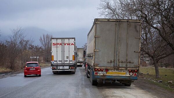 Очередь грузовых автомобилей на Военно-Грузинской дороге. - Sputnik Грузия