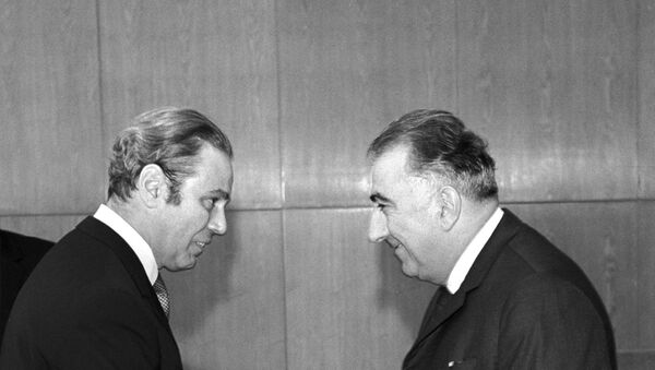 Посол Перу в СССР Хавьер Перес де Куэльяр де ла Гуэрра (слева) - Sputnik Грузия