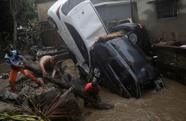 Паводки смели автомобили, затопили десятки дорог - Sputnik Грузия