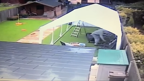 Парень пытался укрепить шатер во время сильного ветра и улетел вместе с ним – видео - Sputnik Грузия