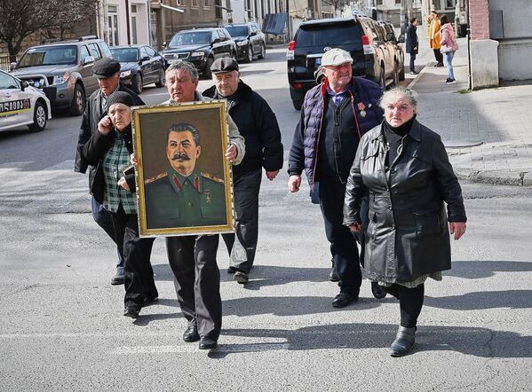 С портретом Сталина они проходят по центру города - Sputnik Грузия