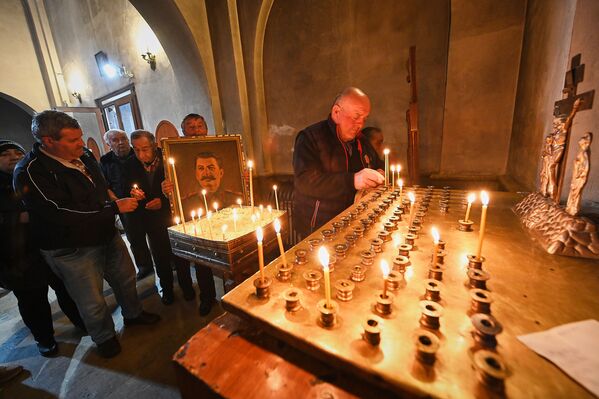 Зажигают свечи за упокой Сталина в местной церкви - Sputnik Грузия