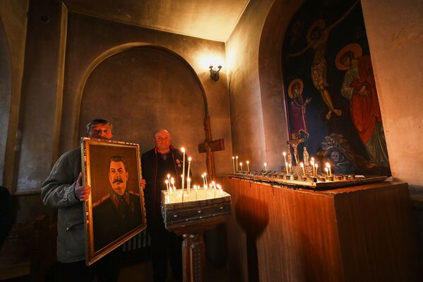 Вот так прошла панихида по Сталину. Его сторонники зажигали свечи, молились - и все с портретом Сталина в руках - Sputnik Грузия