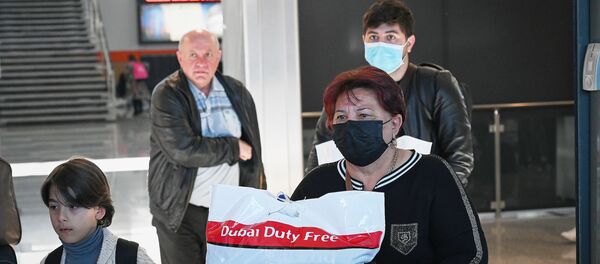 Пассажиры в масках в терминале прилета в аэропорту столицы Грузии. Власти принимают меры по борьбе с коронавирусом Пассажиры в масках в терминале прилета в аэропорту столицы Грузии. Власти принимают меры по борьбе с коронавирусом - Sputnik Грузия