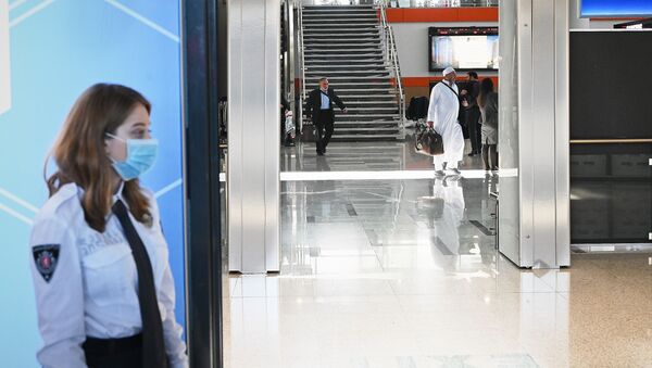Пассажиры в масках в терминале прилета в аэропорту столицы Грузии. Власти принимают меры по борьбе с коронавирусом - Sputnik Грузия
