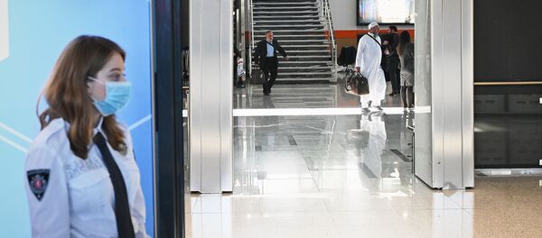 Пассажиры в масках в терминале прилета в аэропорту столицы Грузии. Власти принимают меры по борьбе с коронавирусом - Sputnik Грузия