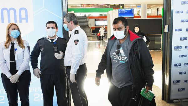Пассажиры в масках в терминале прилета в аэропорту столицы Грузии. Власти принимают меры по борьбе с коронавирусом - Sputnik Грузия