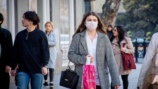 Девушка идет по улице столицы Грузии в маске опасаясь коронавируса - Sputnik Грузия