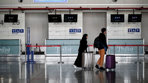 Пустые стойки регистрации в тбилисском аэропорту. Коронавирус вызвал введение ограничений на полеты в ряд стран - Sputnik Грузия