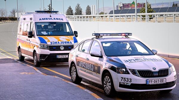 Бригада Скорой медицинской помощи 112 и патрульная полиция дежурят в тбилисском аэропорту - Sputnik Грузия